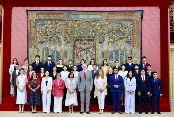 Don Felipe junto a una representación de los participantes en la XX edición del "Programa de Jóvenes líderes Iberoamericanos" de la Fundació